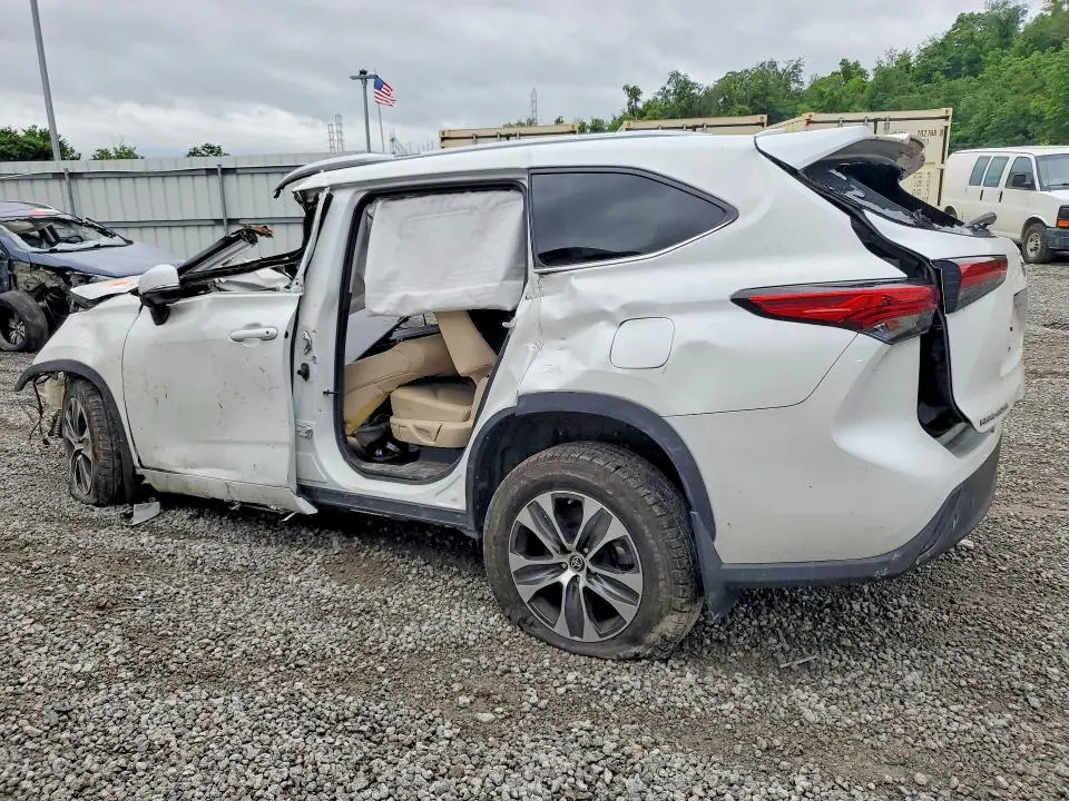 2022 TOYOTA HIGHLANDER XLE  