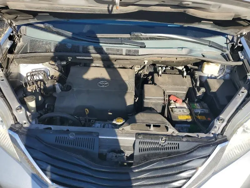 2013 TOYOTA SIENNA LE 8-PASSENGER  