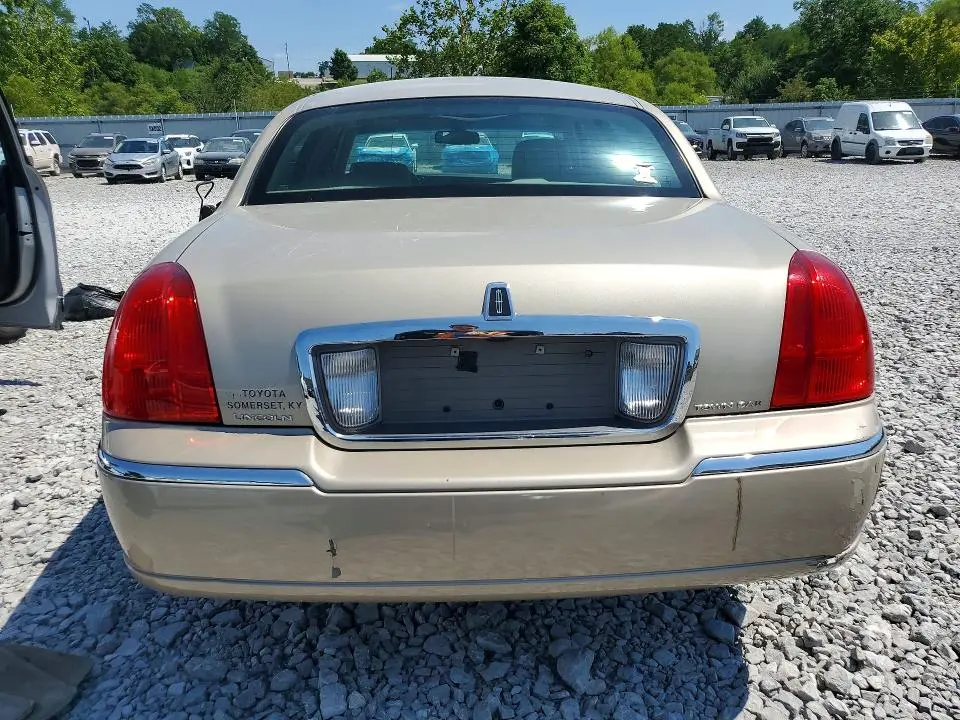 2011 LINCOLN TOWN CAR SIGNATURE LIMITED  