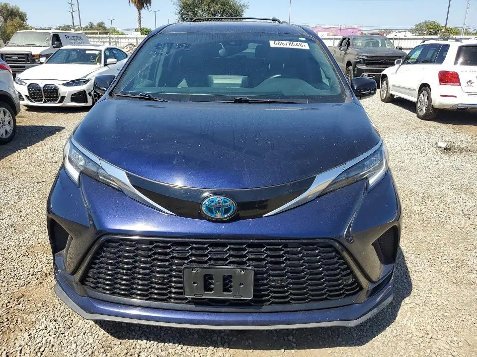 2022 TOYOTA SIENNA XSE  