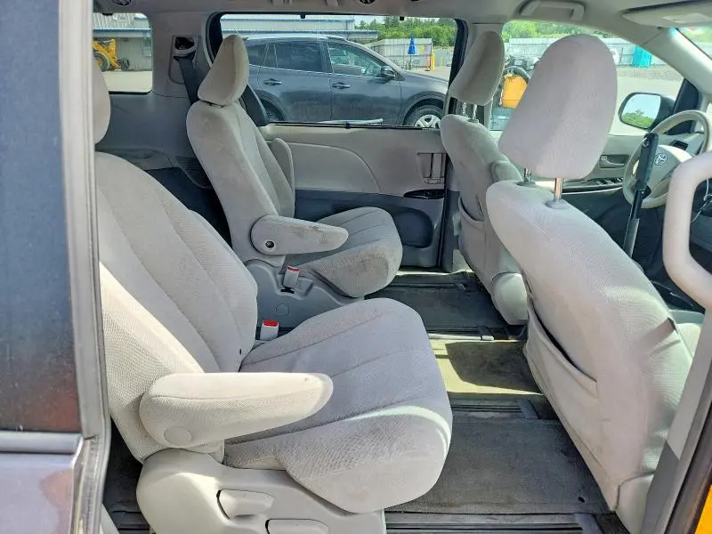 2013 TOYOTA SIENNA LE  