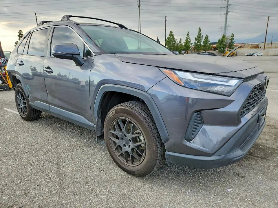 2022 TOYOTA RAV4 XLE  