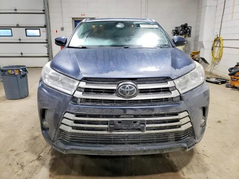 2017 TOYOTA HIGHLANDER SE  