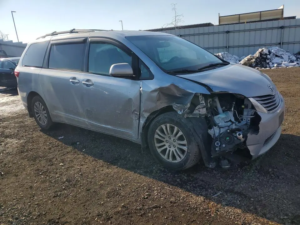 2016 TOYOTA SIENNA XLE  