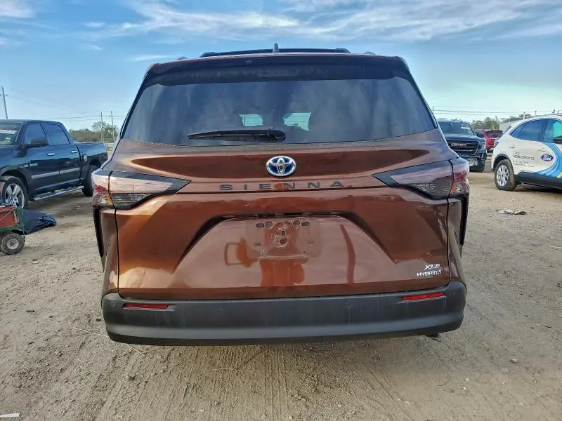 2023 TOYOTA SIENNA XLE  