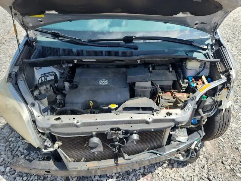 2013 TOYOTA SIENNA LE  