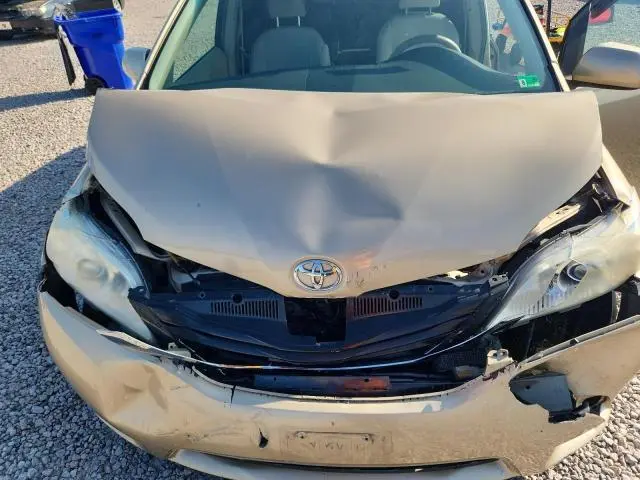 2012 TOYOTA SIENNA LE  