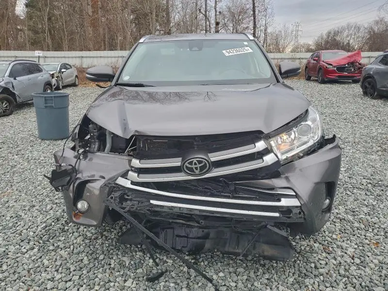 2019 TOYOTA HIGHLANDER SE  