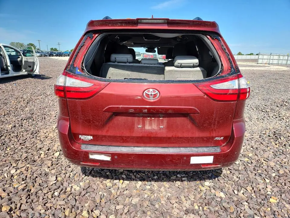 2018 TOYOTA SIENNA XLE 8-PASSENGER  