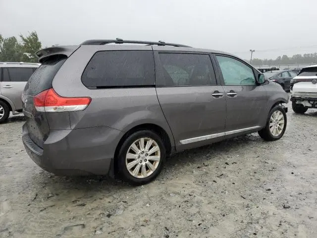 2013 TOYOTA SIENNA XLE  