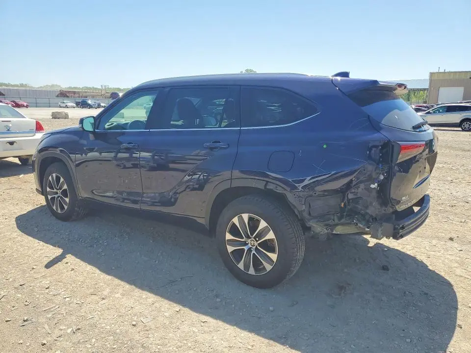 2022 TOYOTA HIGHLANDER XLE  