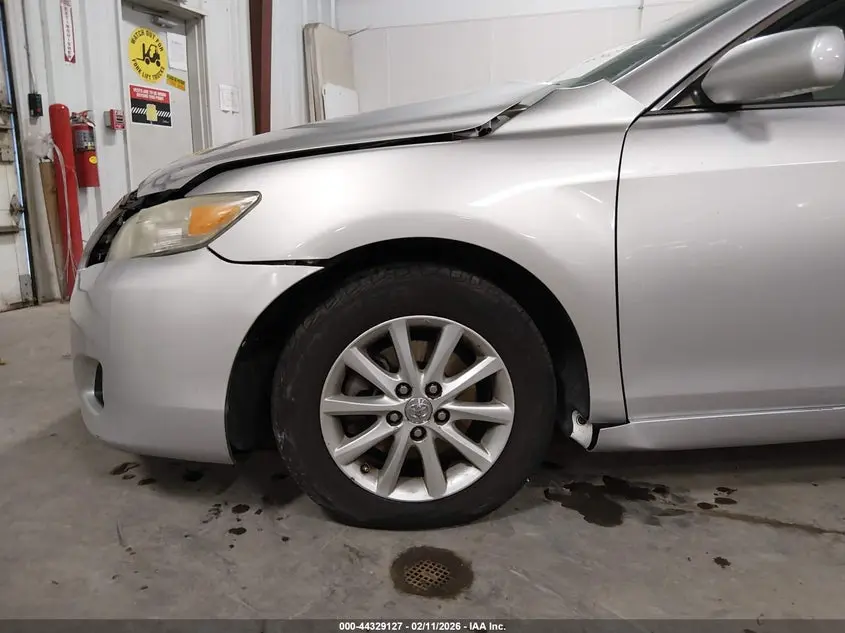 2011 TOYOTA CAMRY XLE V6