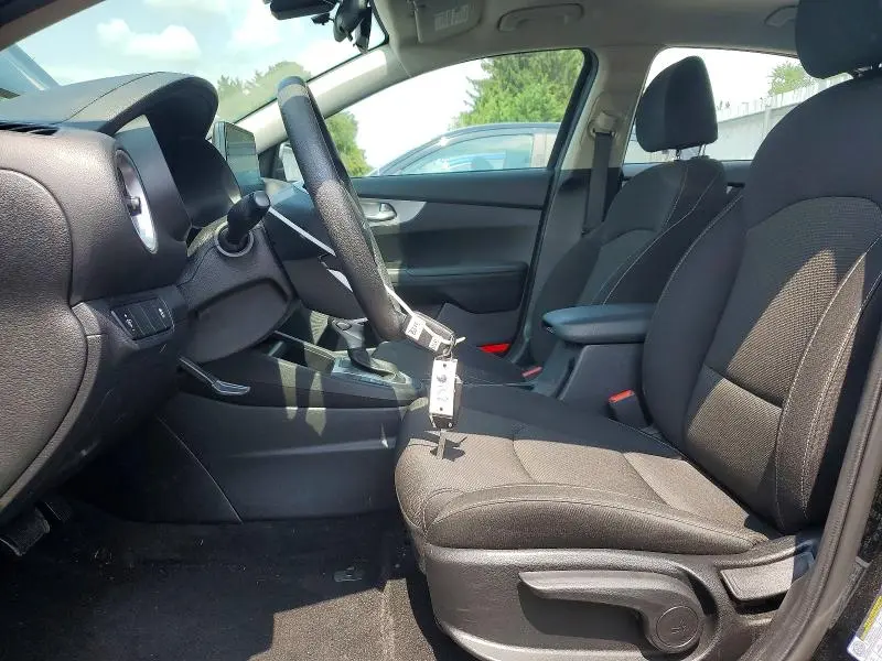 2023 KIA FORTE LX  