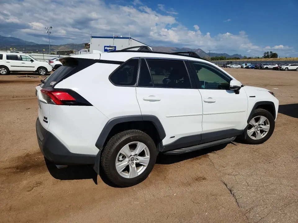 2021 TOYOTA RAV4 XLE  