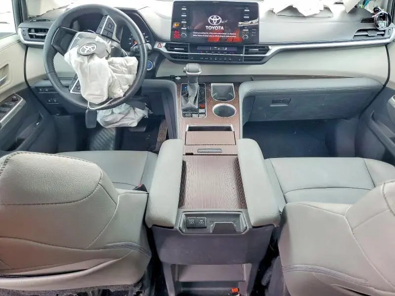 2023 TOYOTA SIENNA XLE  