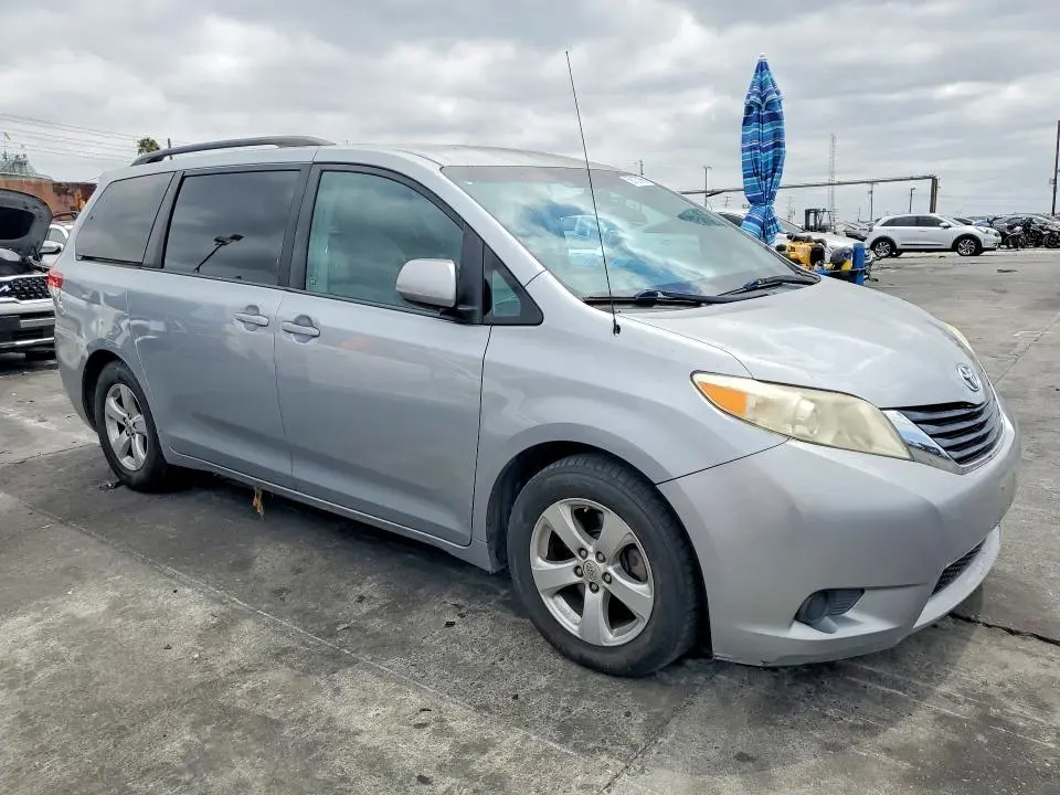 2014 TOYOTA SIENNA LE  