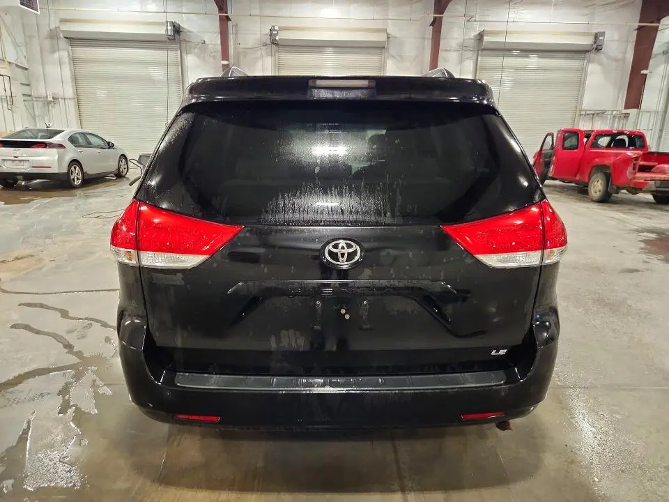 2014 TOYOTA SIENNA LE  