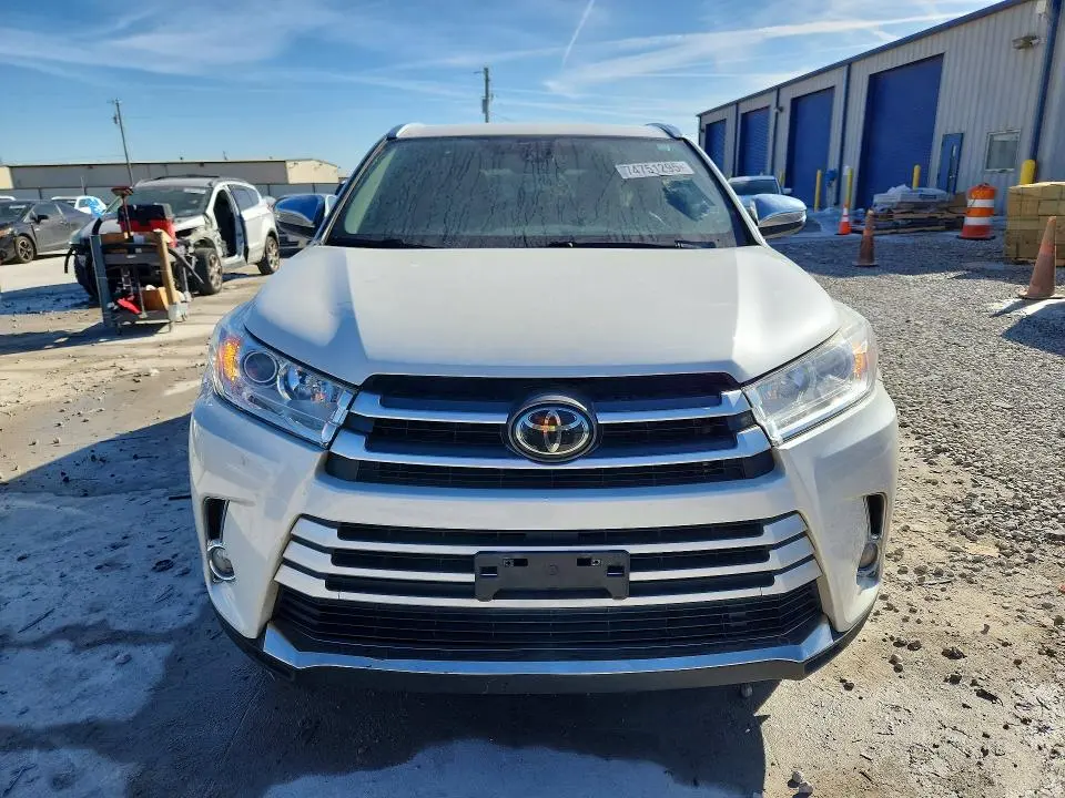 2018 TOYOTA HIGHLANDER SE  