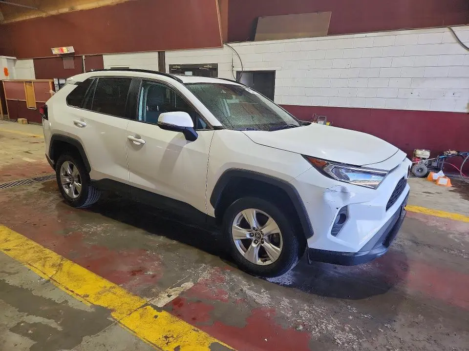 2021 TOYOTA RAV4 XLE  