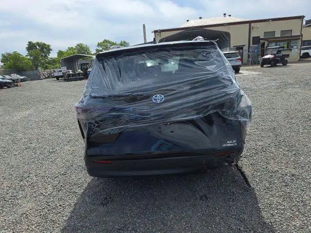 2024 TOYOTA SIENNA XLE  