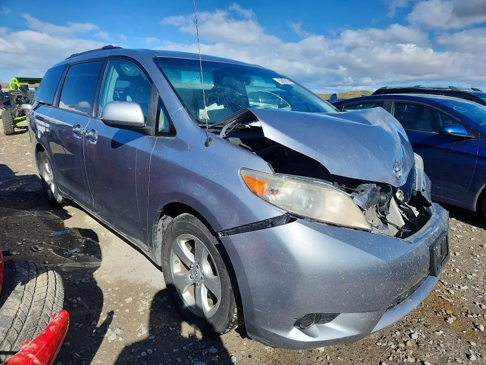 2011 TOYOTA SIENNA   