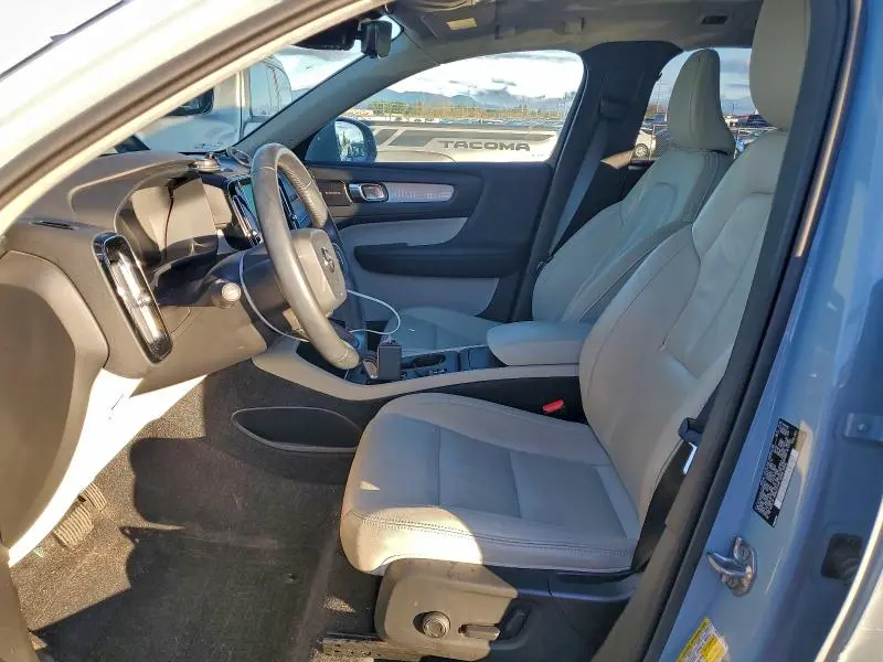 2019 VOLVO XC40 T5 MOMENTUM  