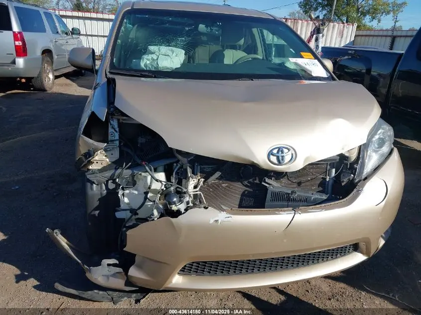 2014 TOYOTA SIENNA XLE V6 8 PASSENGER