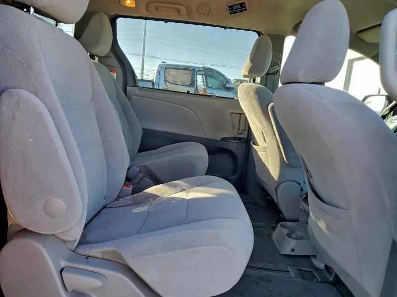 2016 TOYOTA SIENNA LE  