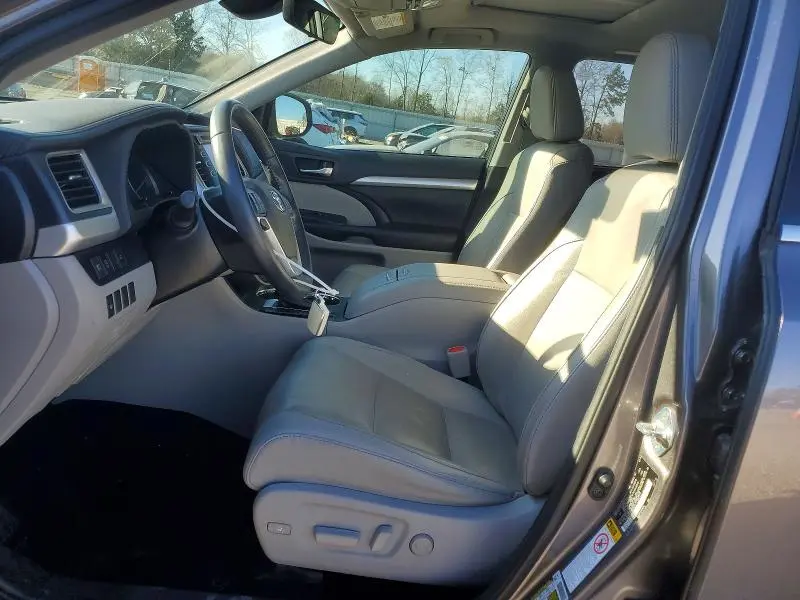 2019 TOYOTA HIGHLANDER SE  