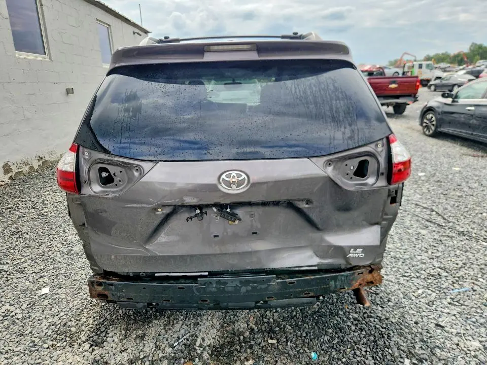 2015 TOYOTA SIENNA LE  