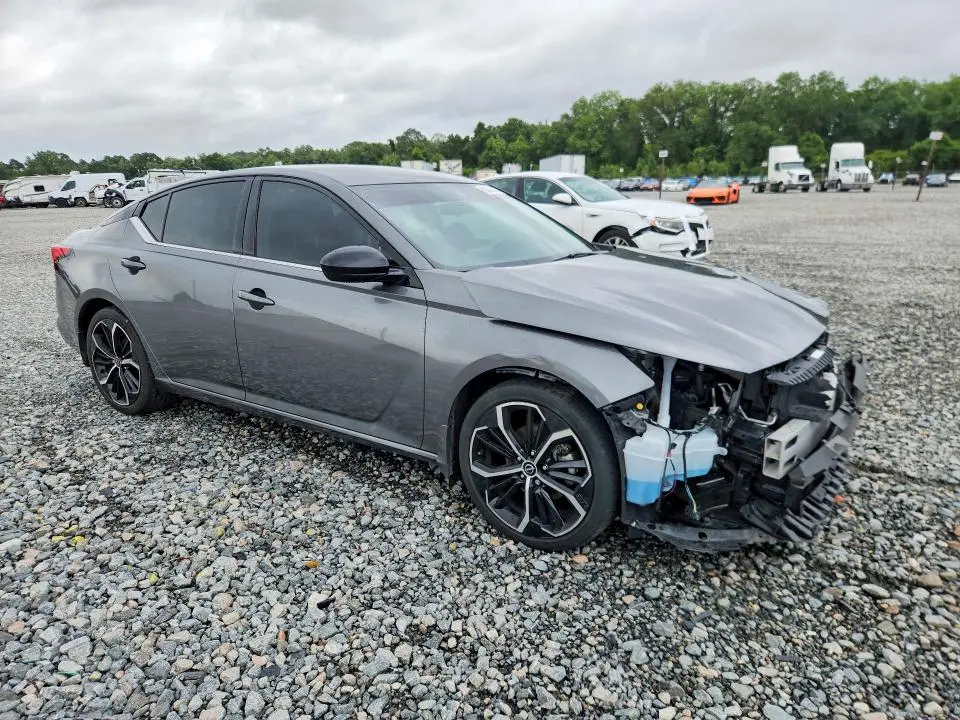 2023 NISSAN ALTIMA SR  