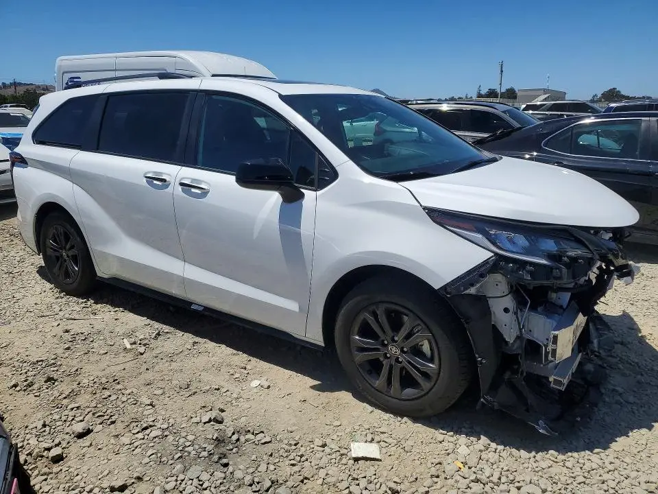 2025 TOYOTA SIENNA XSE  