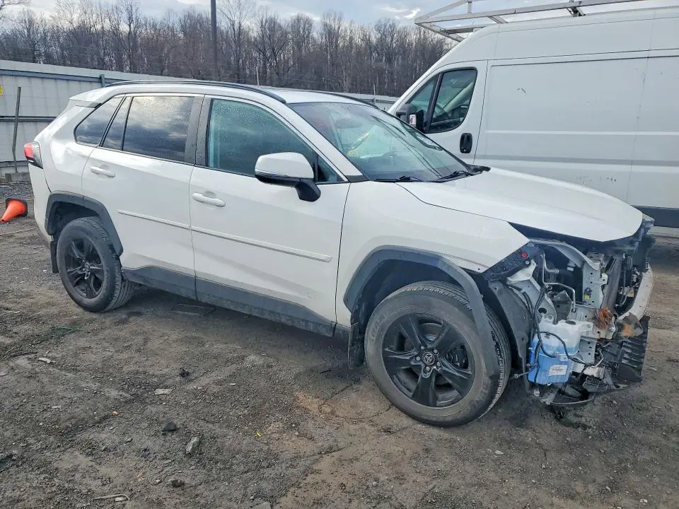 2022 TOYOTA RAV4 XLE  