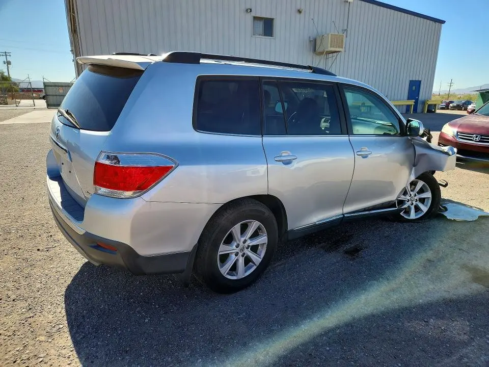 2012 TOYOTA HIGHLANDER SE  