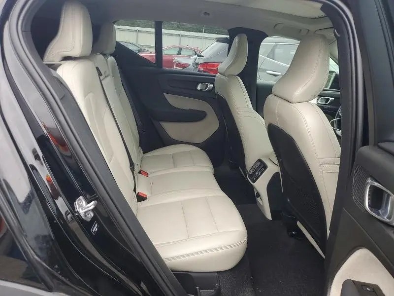 2021 VOLVO XC40 T5 MOMENTUM  