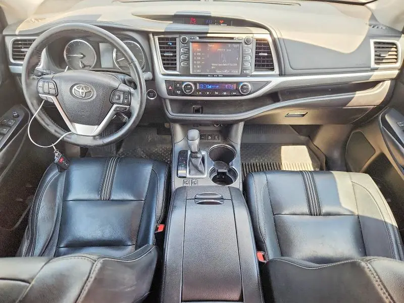 2017 TOYOTA HIGHLANDER SE  