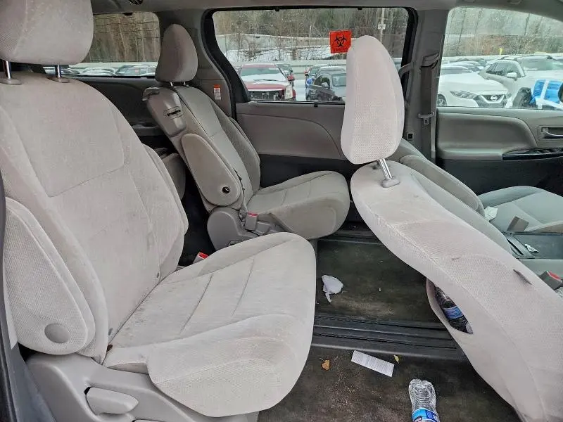 2017 TOYOTA SIENNA LE  