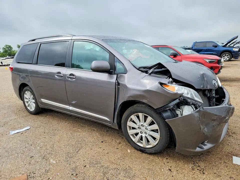 2017 TOYOTA SIENNA LE  