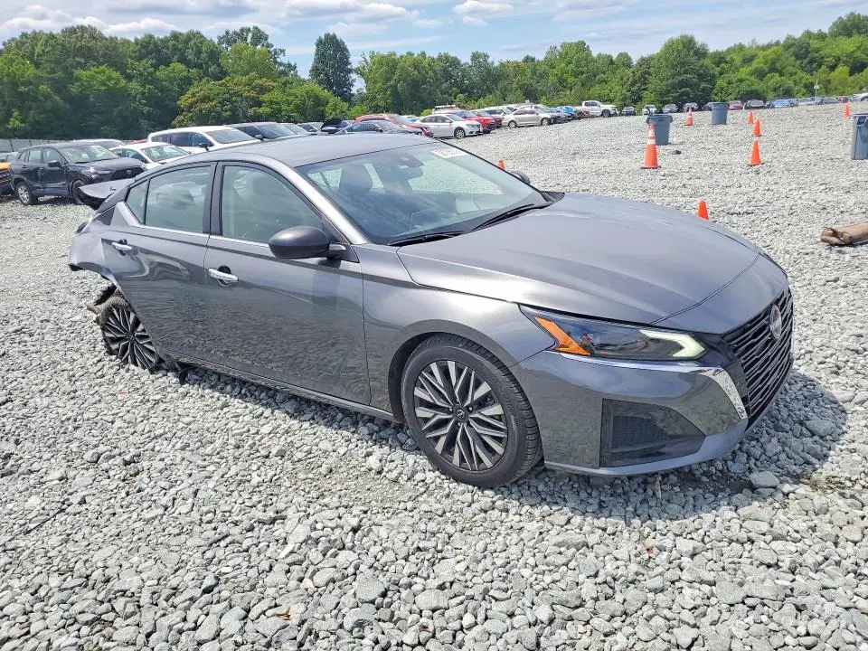 2024 NISSAN ALTIMA SV  
