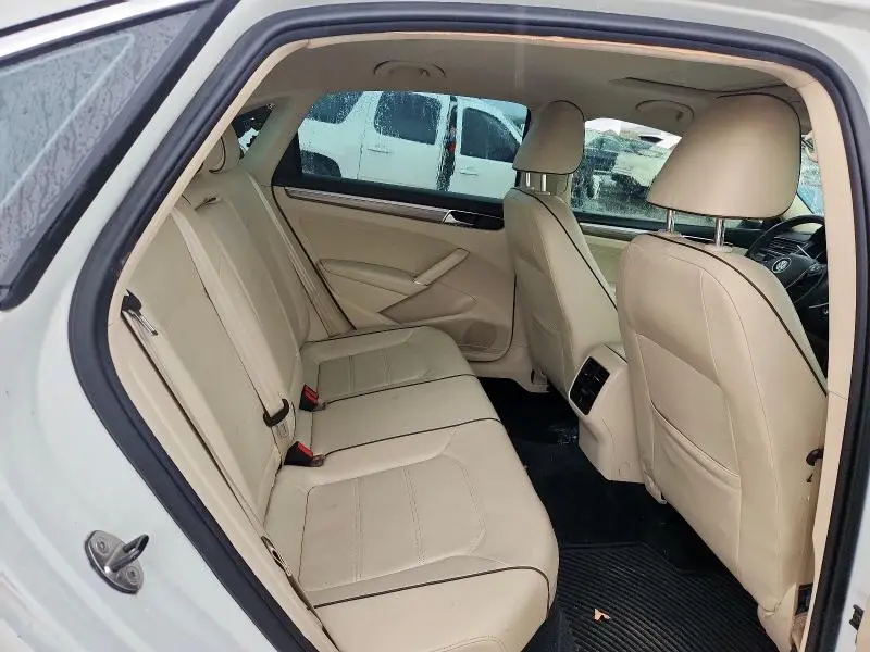 2016 VOLKSWAGEN PASSAT SE  