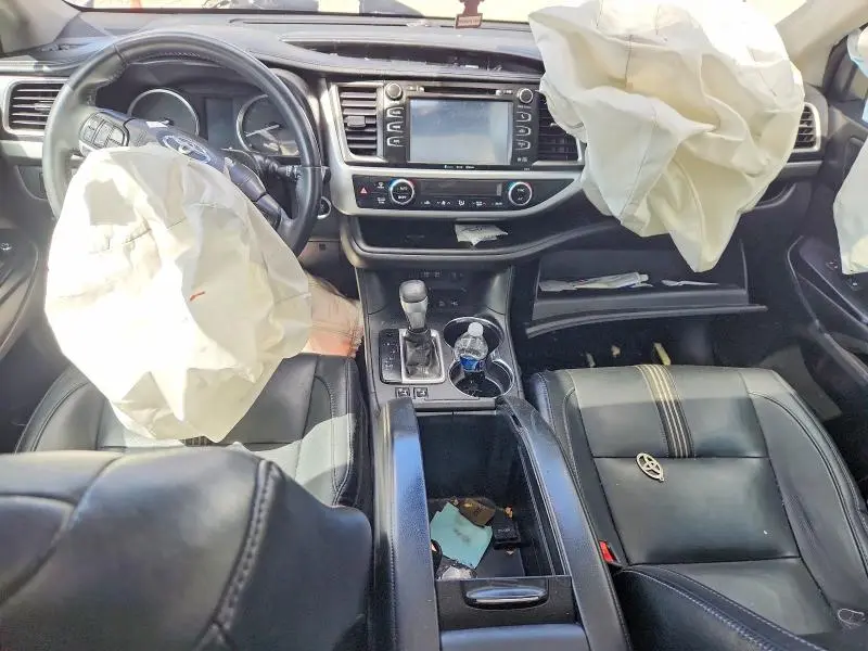 2017 TOYOTA HIGHLANDER SE  