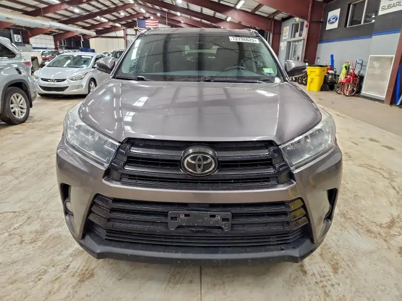 2017 TOYOTA HIGHLANDER SE  