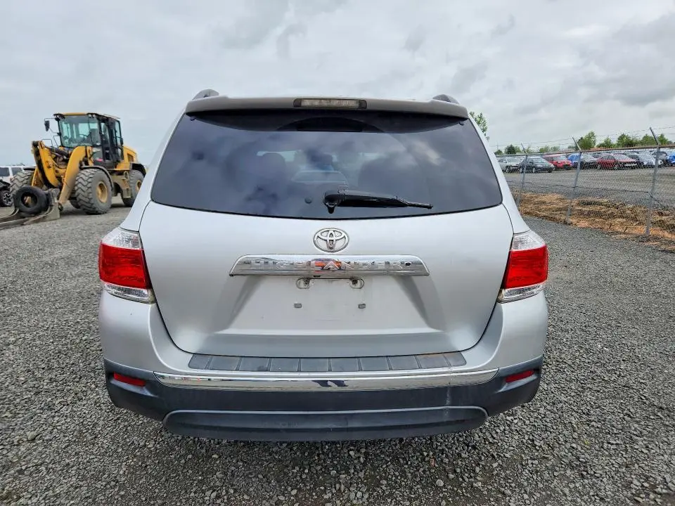 2011 TOYOTA HIGHLANDER SE  