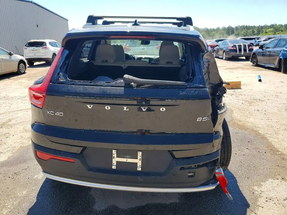 2025 VOLVO XC40 PLUS  