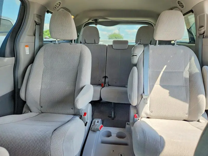 2016 TOYOTA SIENNA LE  