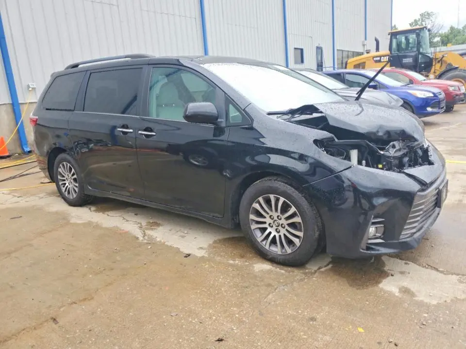 2018 TOYOTA SIENNA XLE 8-PASSENGER  