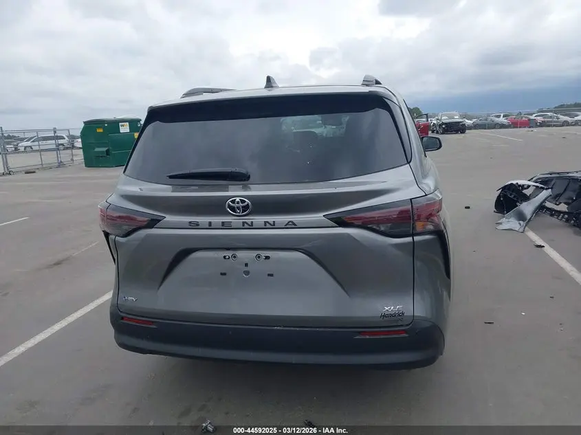 2026 TOYOTA SIENNA XLE