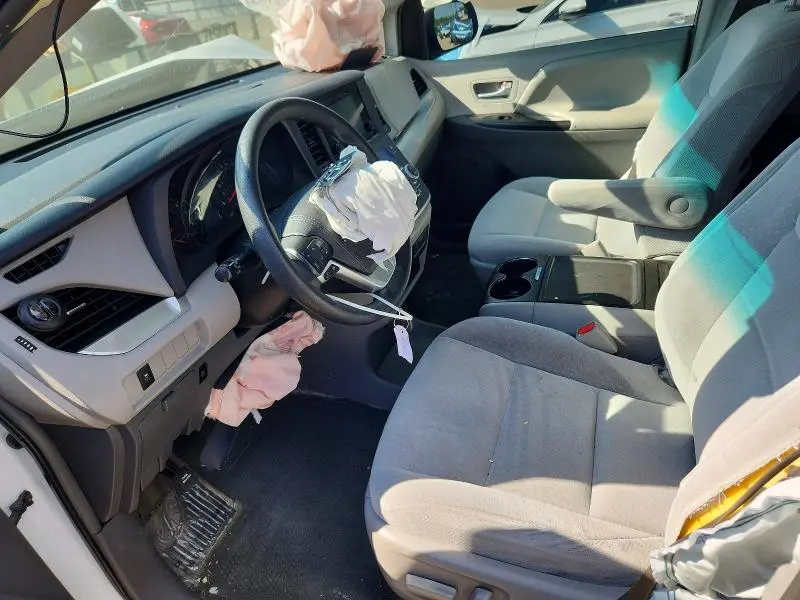 2015 TOYOTA SIENNA LE  