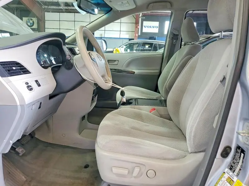 2014 TOYOTA SIENNA LE  