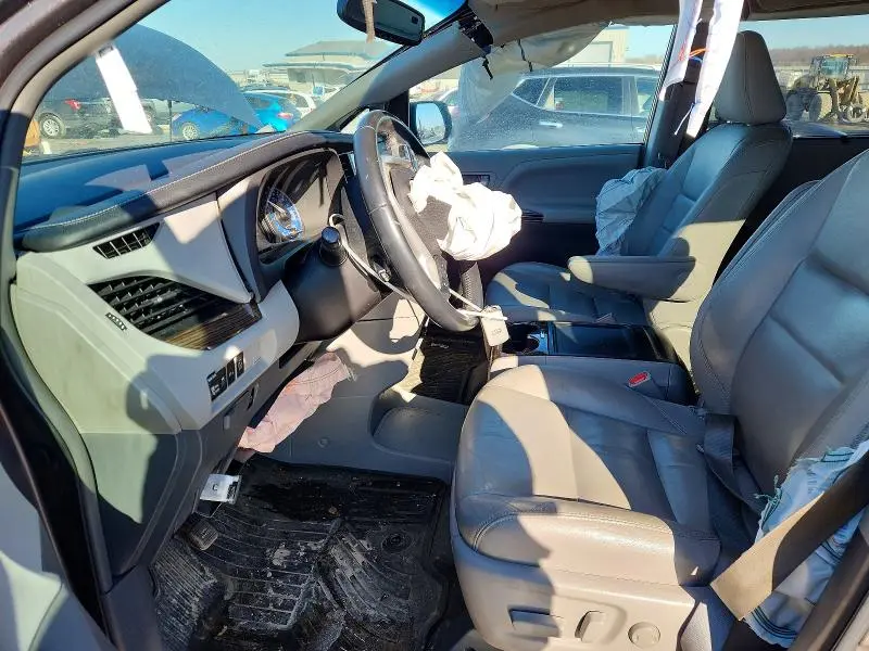 2016 TOYOTA SIENNA XLE  